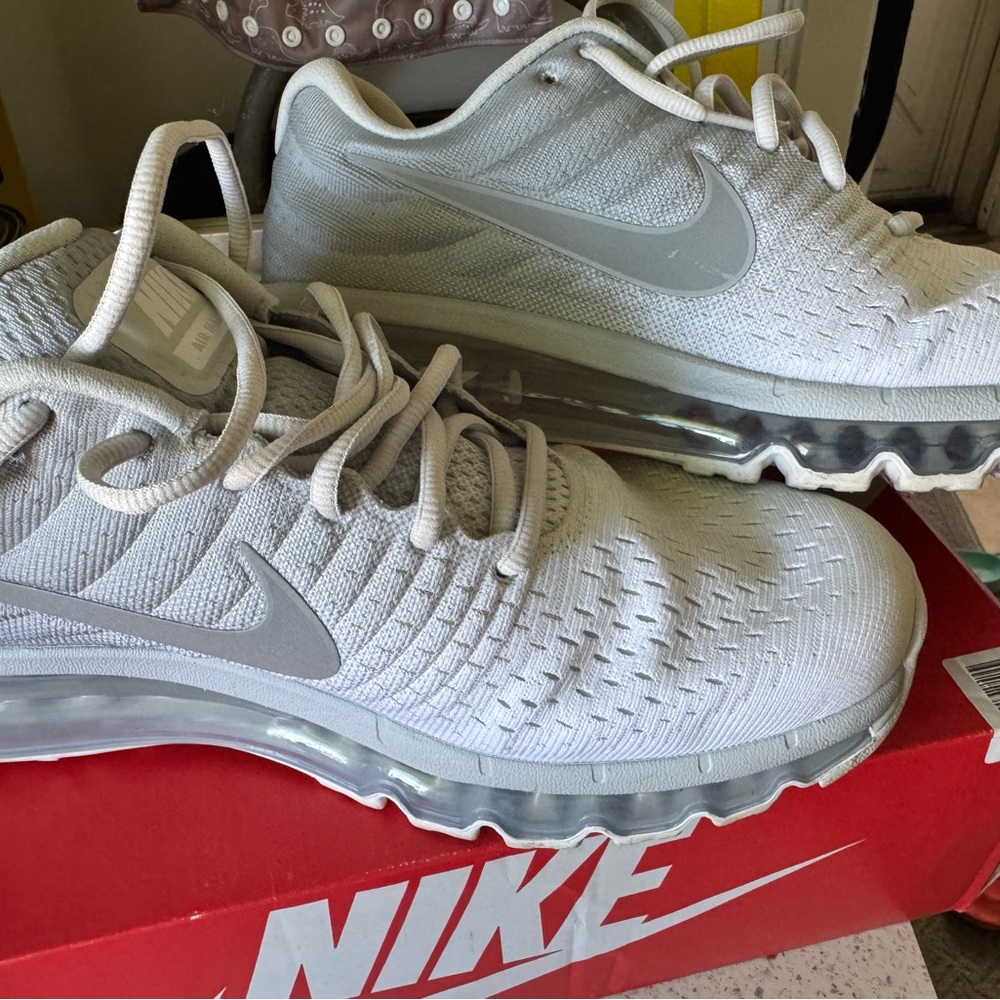 Nike Air Max 2017: Gray and White
